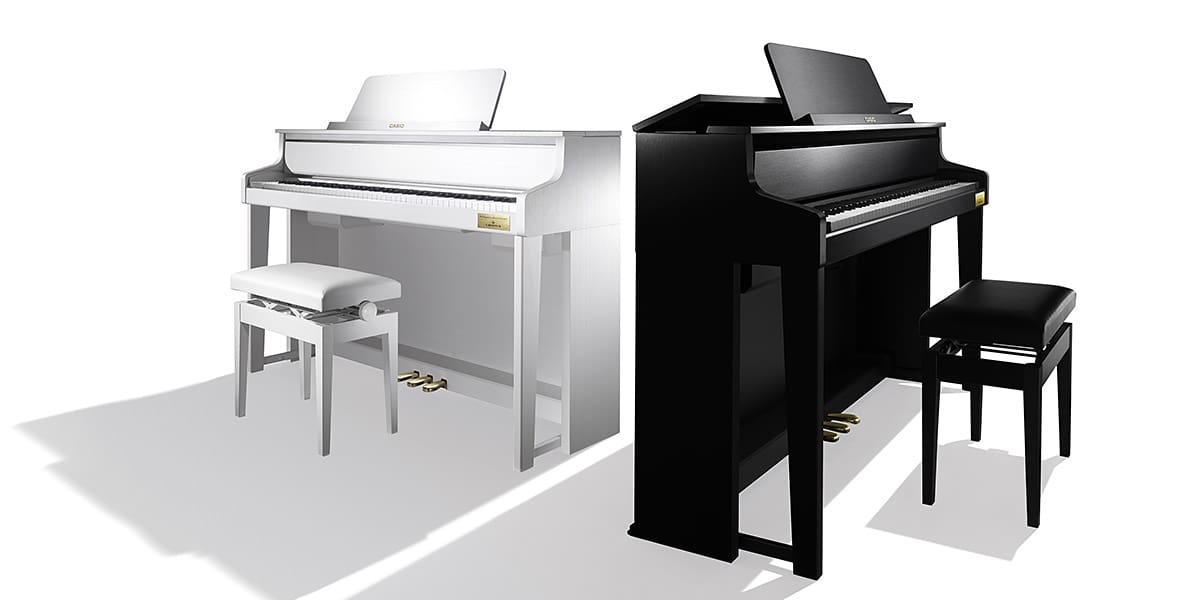 Два цифровых пианино Casio Celviano Grand Hybrid GP-310 рядом на белом фоне: белое в отделке WE слева и чёрное BK справа, каждое с банкеткой
