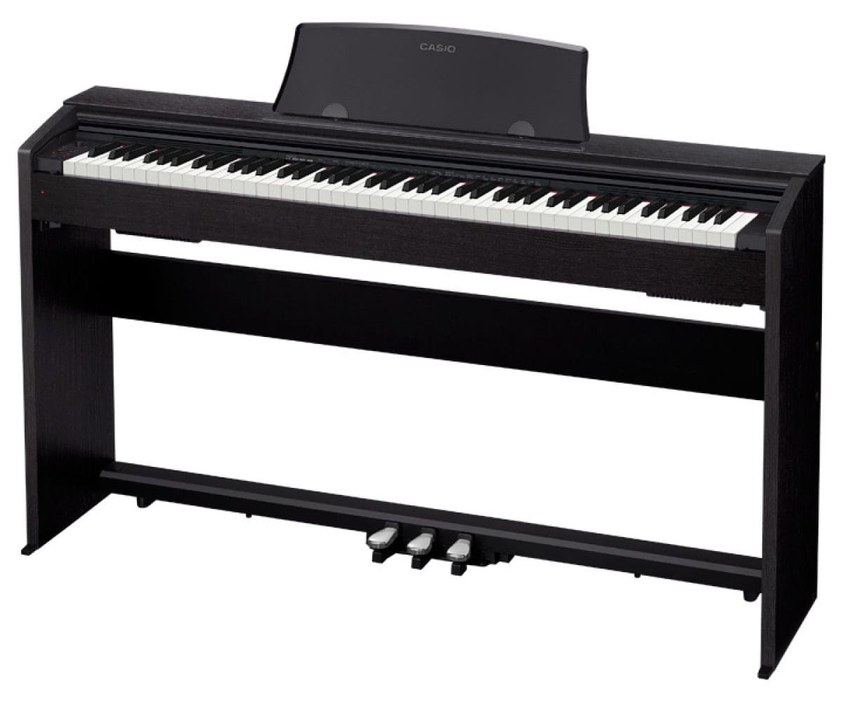 Casio PX-770 в чёрном корпусе целиком, вид под углом: узкая тумба, сдвижная крышка над клавишами и блок из трёх педалей на нижней перекладине