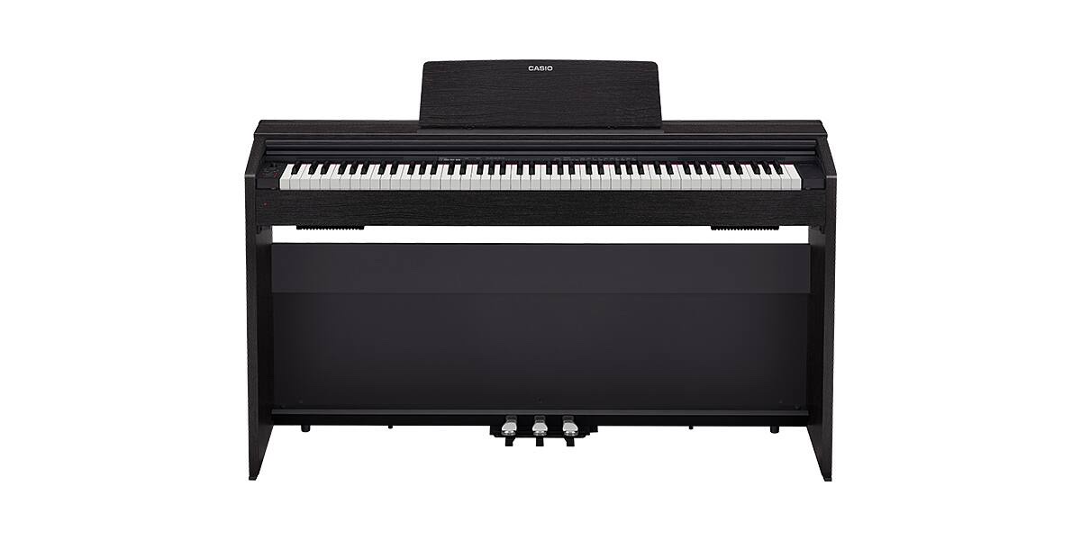 Casio PX-870 в чёрном исполнении BK фронтально на белом фоне: боковины-стойки, задняя панель тумбы, сдвижная крышка над клавиатурой, съёмный пюпитр и блок из трёх педалей внизу