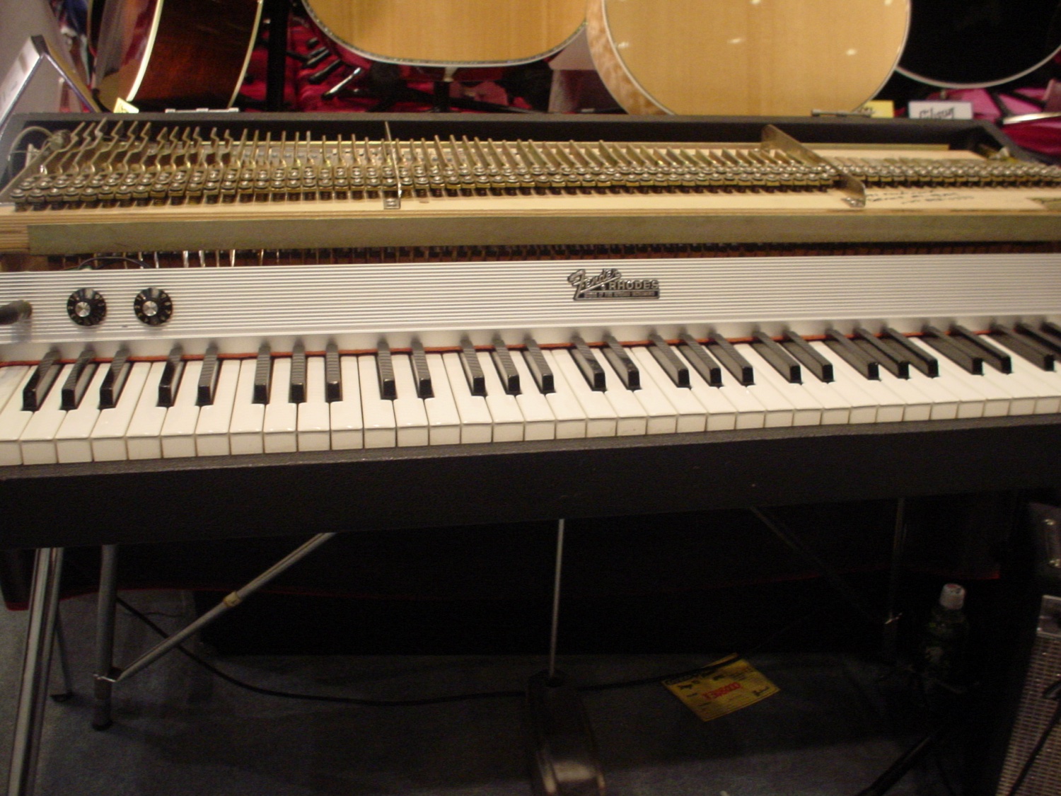 Fender Rhodes с поднятой крышкой: видны клавиши, молоточки и ряд металлических спиц-камертонов