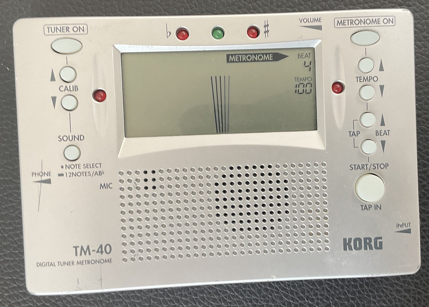 Цифровой метроном Korg TM-40: на дисплее TEMPO 100 и BEAT 4, рядом кнопки TEMPO и TAP IN