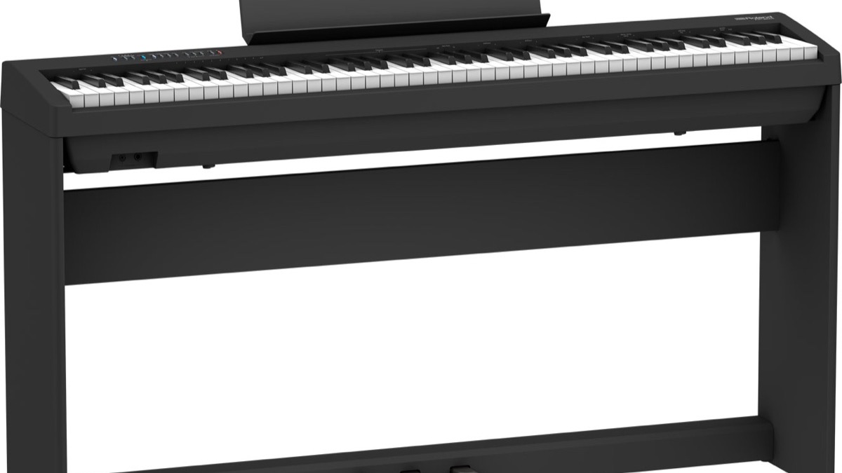 Портативное цифровое пианино Roland FP-30X на фирменной деревянной стойке KSC-70 с установленным пюпитром