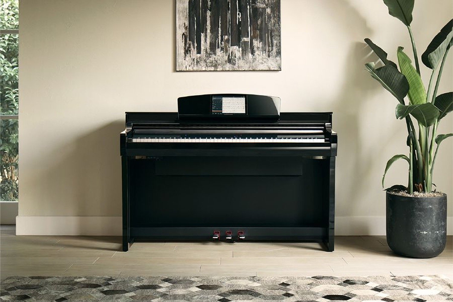 Цифровое пианино Yamaha Clavinova CSP-275 в чёрном полированном корпусе стоит у стены жилой комнаты, на пюпитре закреплён планшет с нотами
