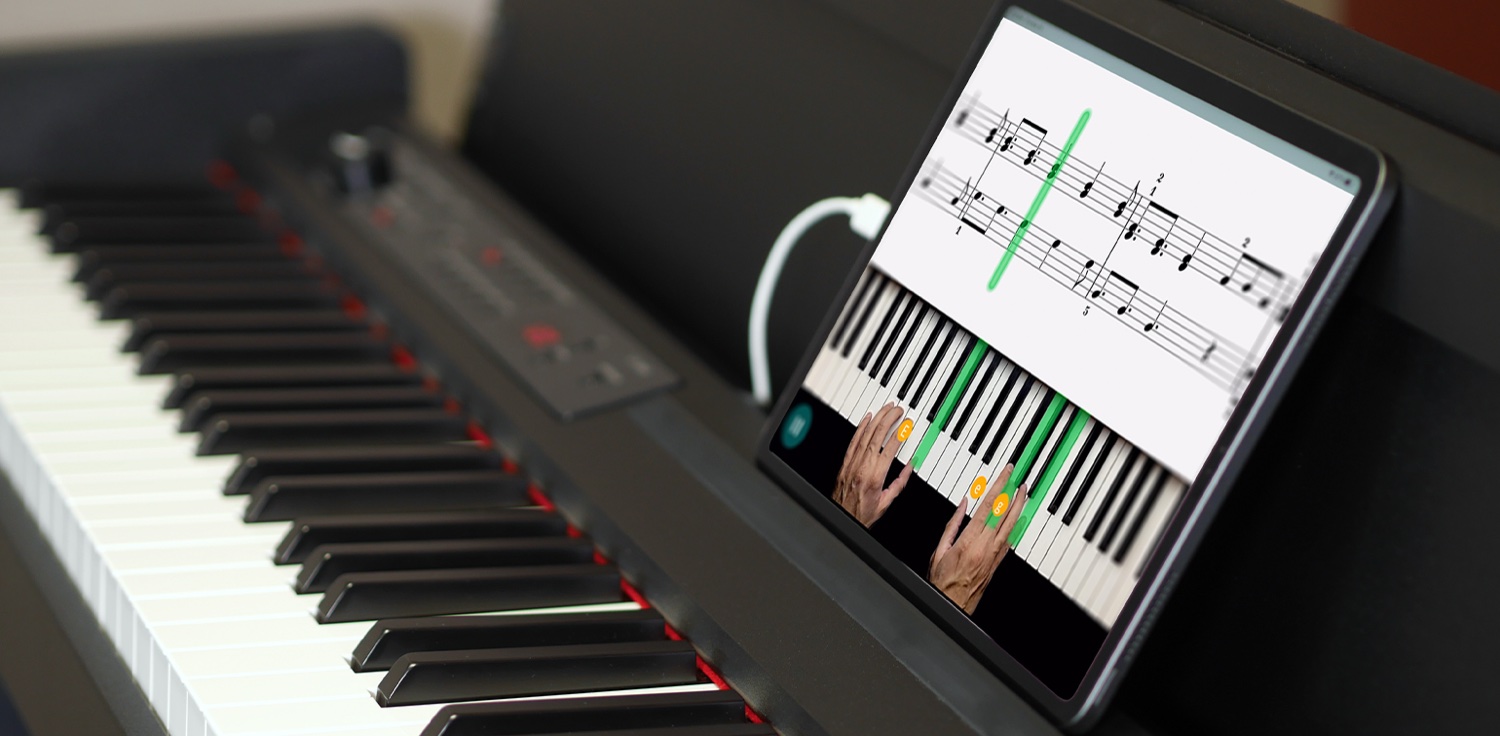 Крупный план молоточковой клавиатуры RH3 пианино Korg LP-380 с рядом полноразмерных взвешенных клавиш