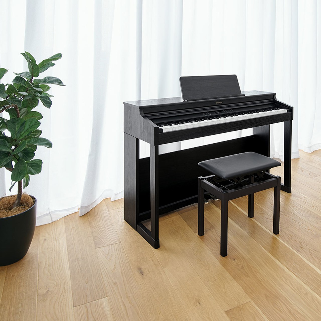 Roland RP701 — бюджетное корпусное пианино в гостиной