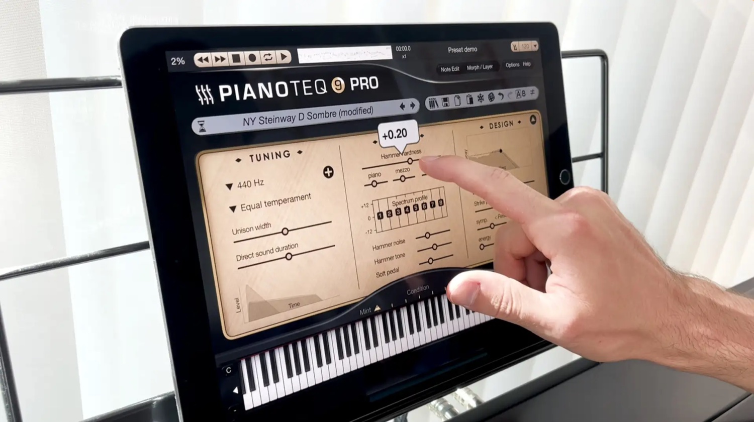 Планшет на пюпитре цифрового пианино с открытым Pianoteq 9 PRO: пресет NY Steinway D Sombre, панели настройки строя и молоточков, палец двигает ползунок