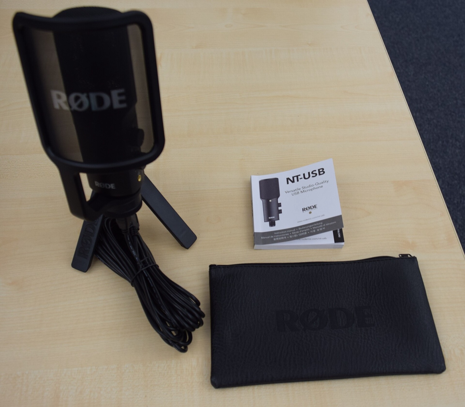 Студийный USB-микрофон Rode NT-USB на настольном штативе с кабелем, инструкцией и чехлом на столе