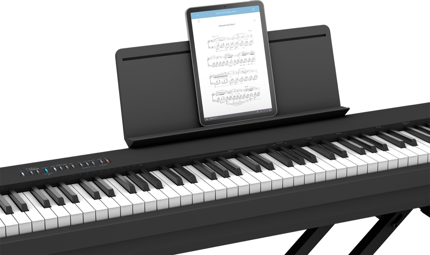 Цифровое пианино Roland FP-30X в чёрном корпусе, на пюпитре стоит планшет