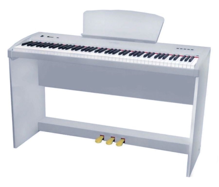 Белый Sai Piano P-9WH на студийном белом фоне: инструмент с пюпитром на П-образной стойке, внизу на перекладине блок из трёх золотистых педалей