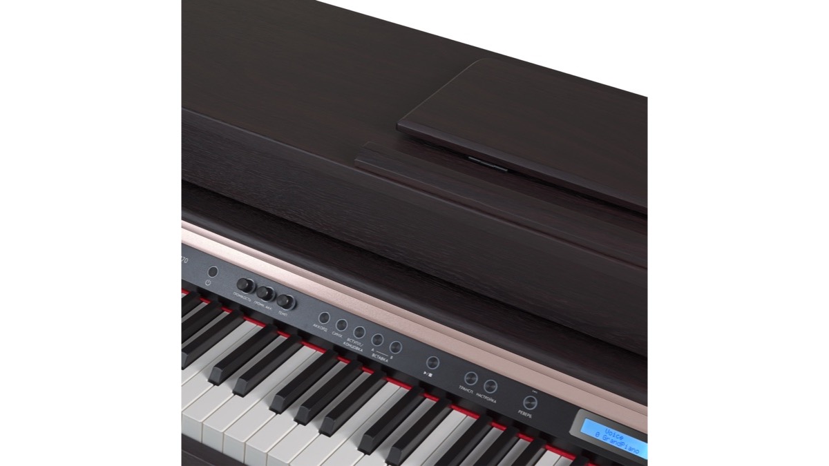 Крупный план цифрового пианино Tesler STZ-8870 rosewood: полновзвешенные клавиши, панель управления с регуляторами и ЖК-дисплей, выдвижная крышка клавиатуры