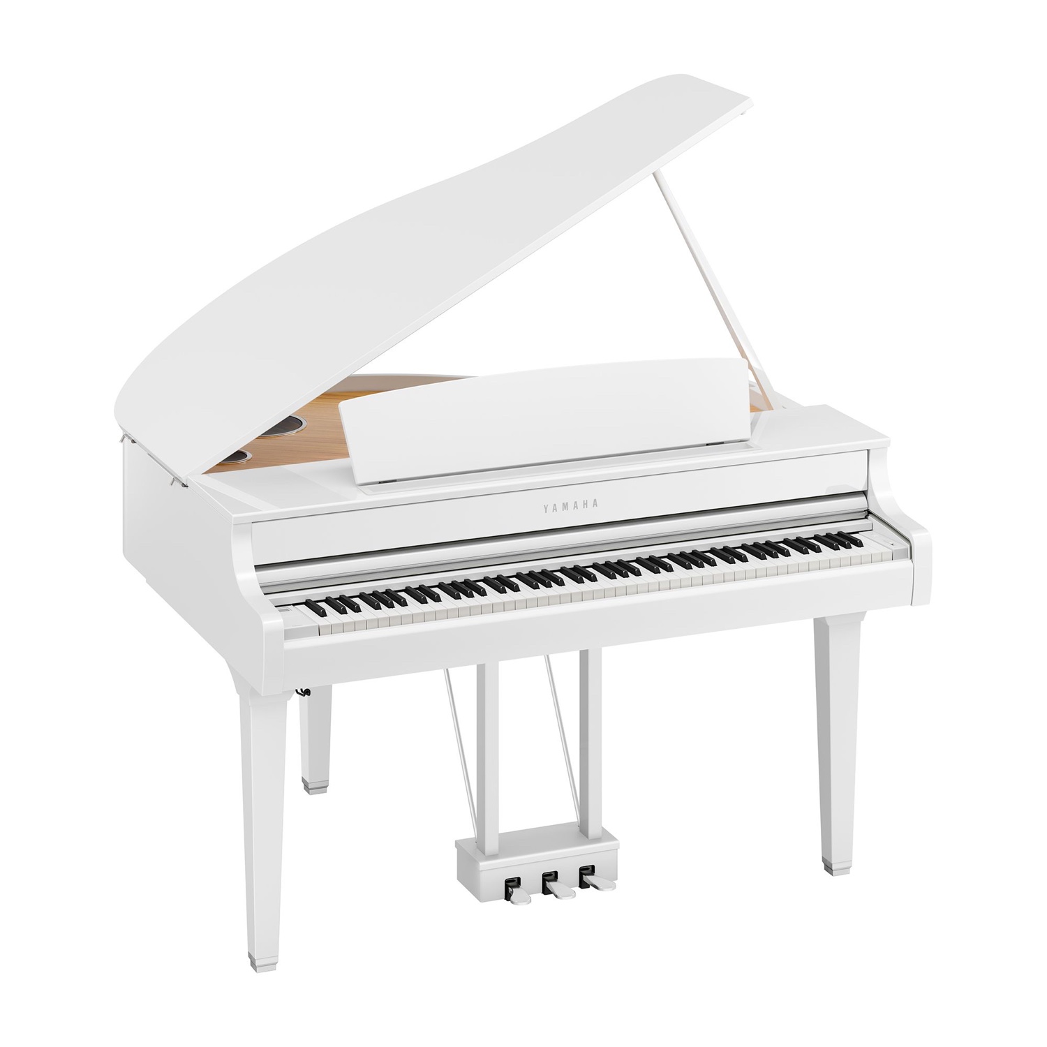 Цифровой рояль Yamaha Clavinova CLP-895GP в полированном белом корпусе PWH на белом фоне: поднятая крышка на подпорке, пюпитр, педальная лира с тремя педалями, блики на лакированной поверхности