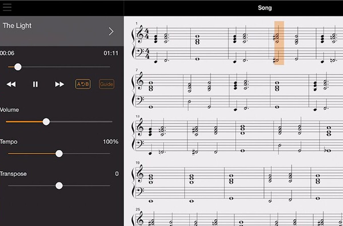 Скриншот приложения Yamaha Smart Pianist: слева плеер песни с регуляторами громкости, темпа и транспонирования и кнопками A-B Repeat и Guide, справа развёрнутая партитура