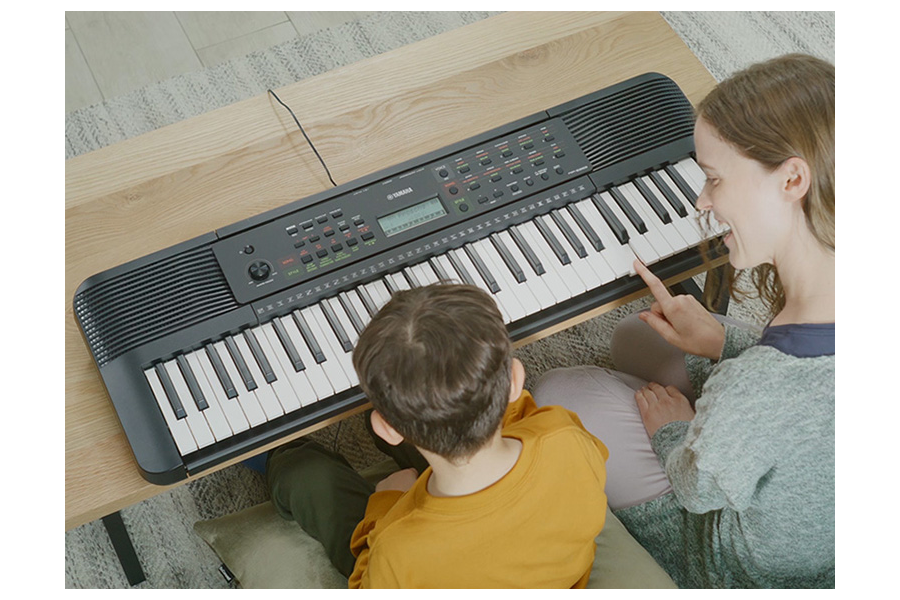 Синтезатор Yamaha PSR-E283 в домашней обстановке: вид на 61-клавишную клавиатуру