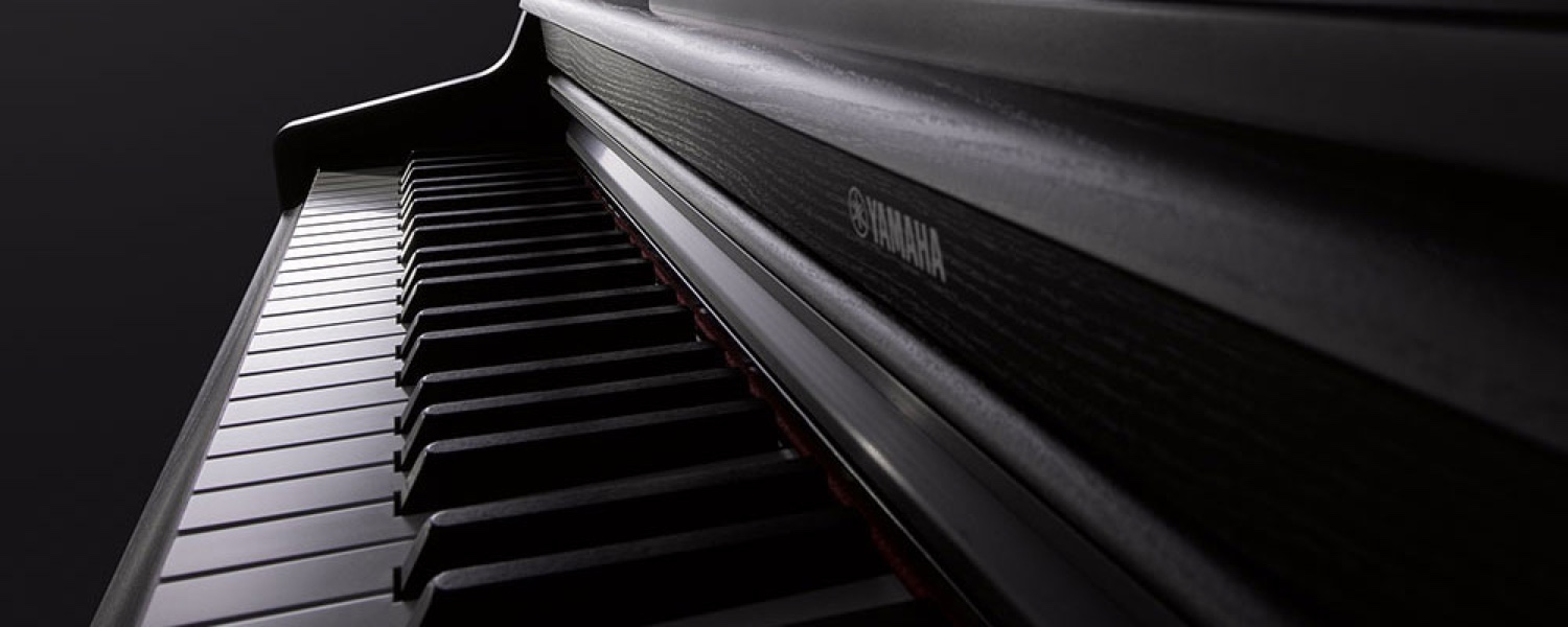 Клавиатура Yamaha YDP-145 крупным планом: 88 взвешенных клавиш механики GHS с матовыми чёрными и логотипом Yamaha на боковине